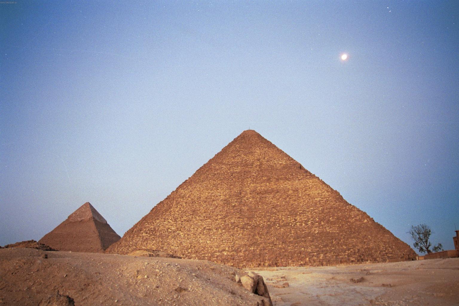 Foto: Egypt-Pyramidy p�ed sv�t�n�m za svitu m�s�ce (Autor: Peter.G.)