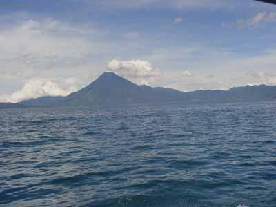 Foto: Guatemala-Volc�n San Pedro na b�ehu jezera Atitl�n