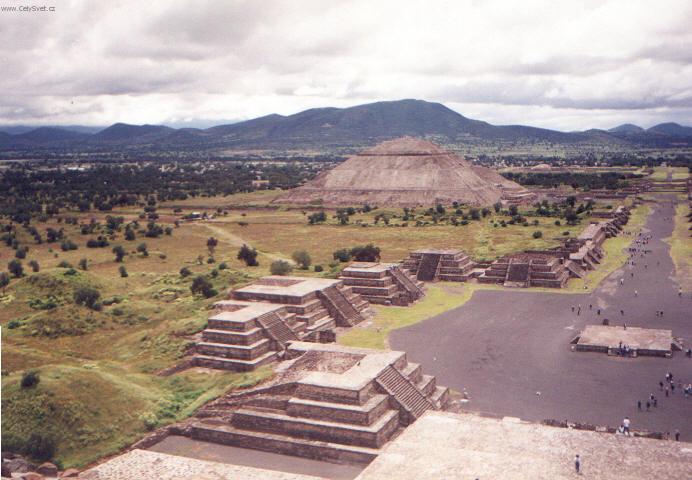 Foto: Mexiko-pod ka�d�m kopcem je jedna pyramida