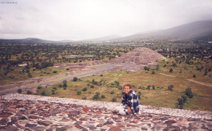 Foto: Mexiko-Radka, v pozad� Pyramida M�s�ce