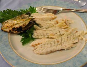 Recept online: Pe�en� treska se sardelkami : Zap�kan� porce ryby se sardelkami, raj�aty a dv�ma druhy s�r�
