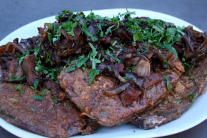 Recept online: Telec� j�tra se slaninou: K�ehk� telec� jat�rka  p�ipraven� na cibulce a du�en� ve v�varu s ke�upem a worcesterskou om��kou